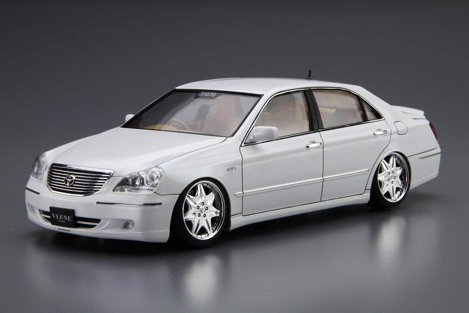 Aoshima 1/24 Crown UZS186 Majesta '04 Kit