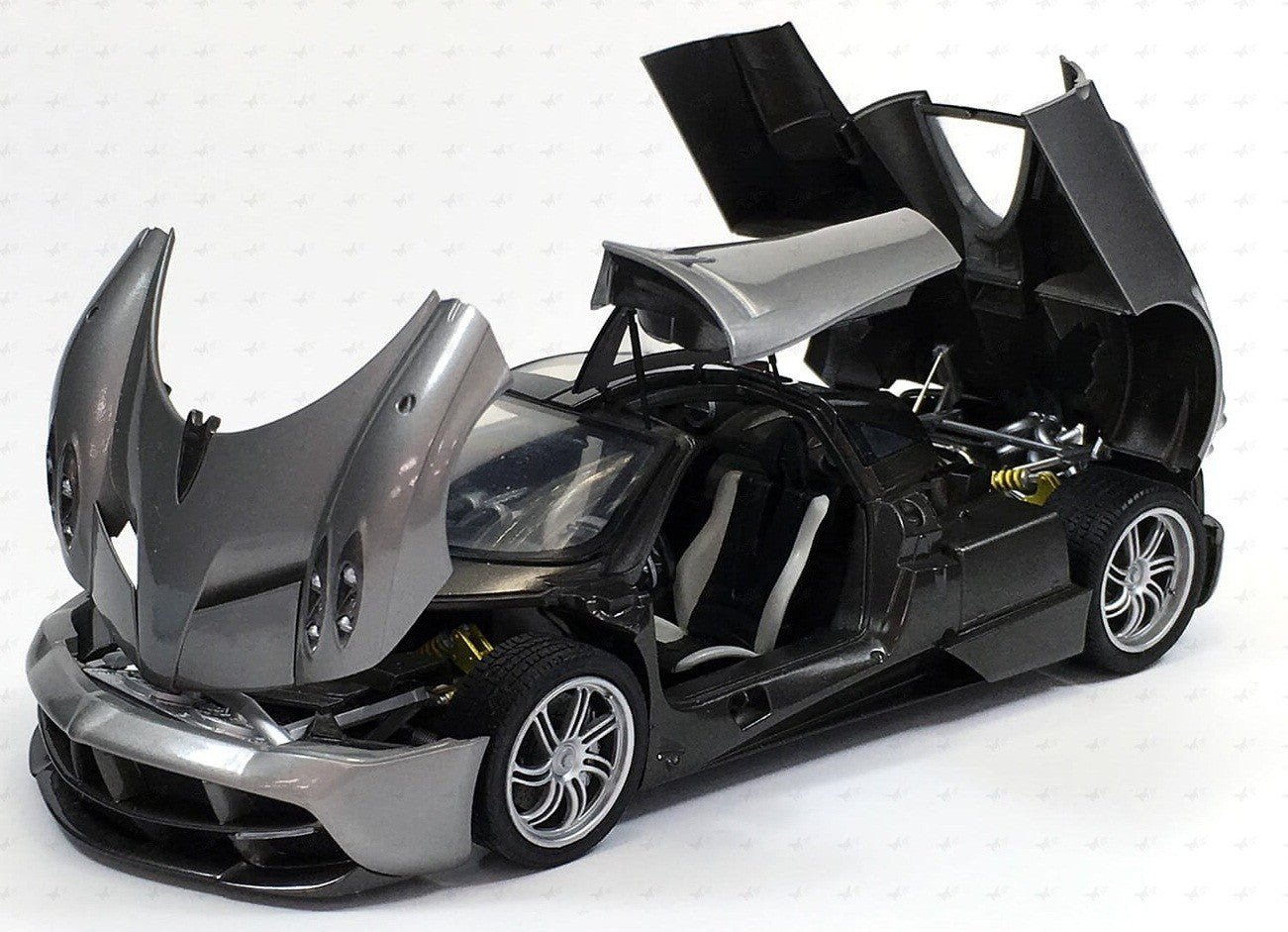 Aoshima 1/24 Pagani Huayra Kit