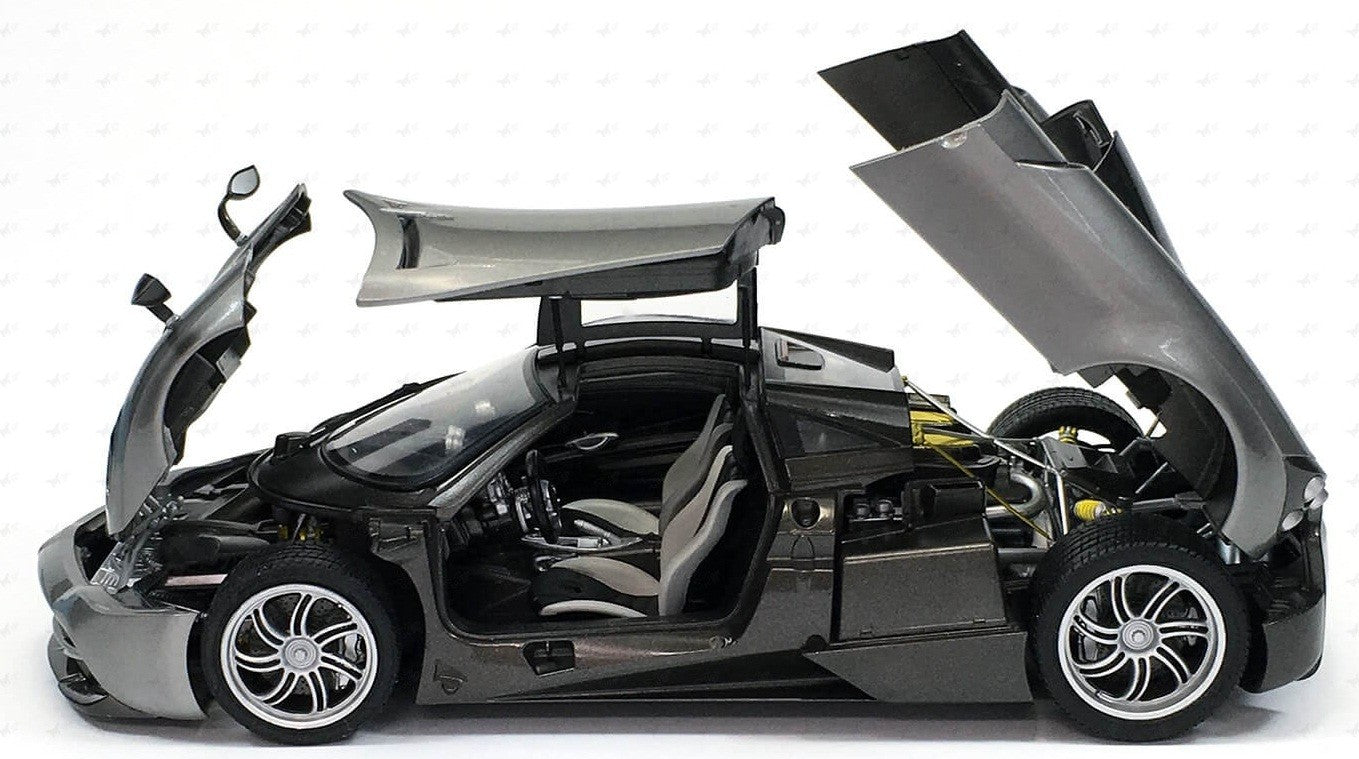 Aoshima 1/24 Pagani Huayra Kit