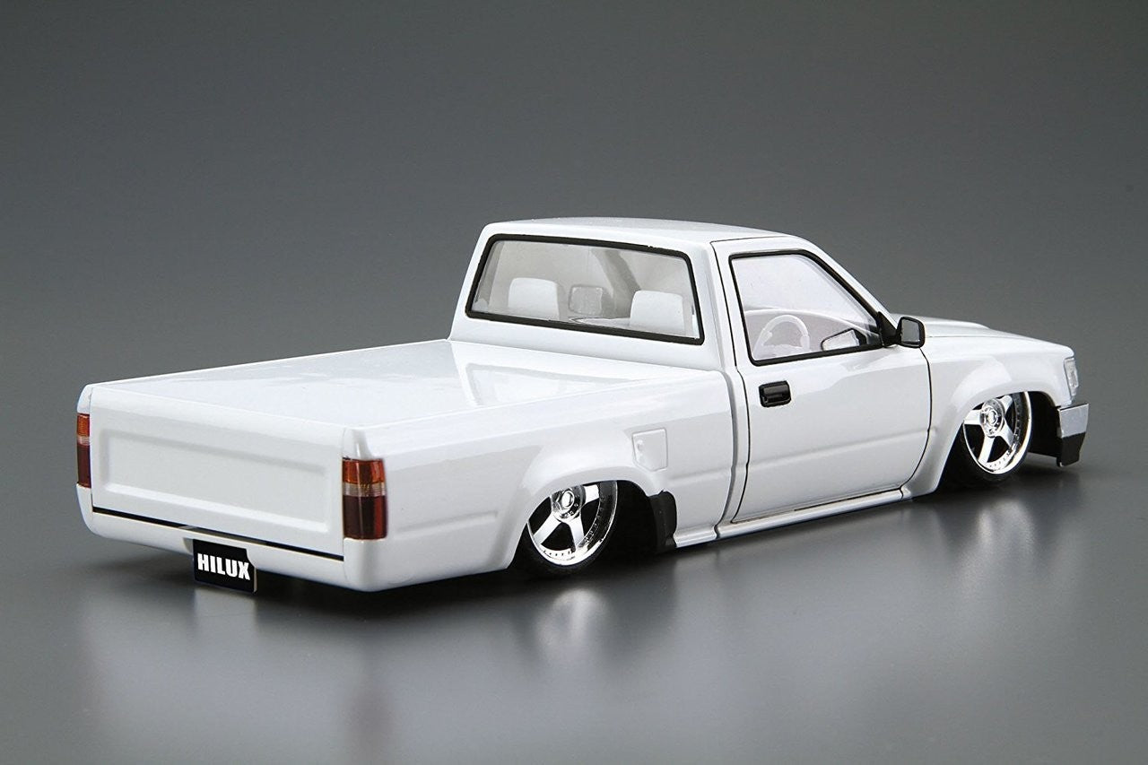 Aoshima 1/24 RN80 Hilux Custom '85 Kit