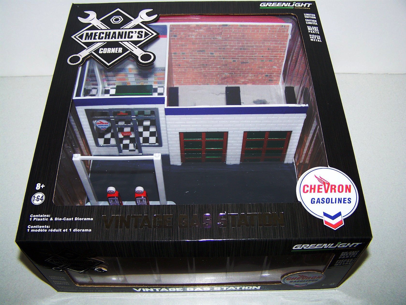 Greenlight 1/64 Vintage Gas Station "Chevron Gasolines"