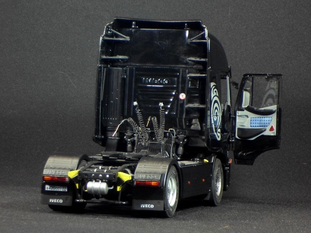 Italeri 1/24 IVECO Stralis Active Space Kit