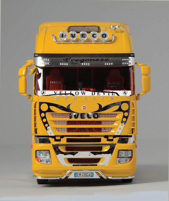 Italeri 1/24 IVECO Stralis "Yellow Devil" Kit ITA-03898