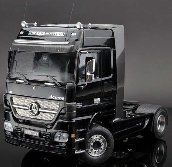 Italeri 1/24 Mercedes-Benz Actros Black Edition Kit