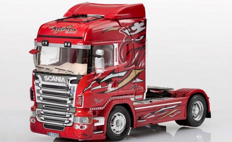 Italeri 1/24 Scania R560 V8 Highline "Red Griffin" Kit