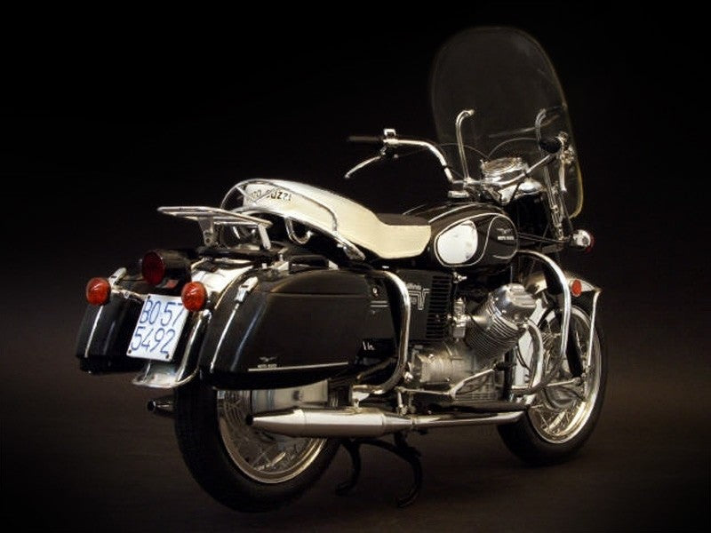Italeri 1/6 Moto Guzzi V850 California Kit