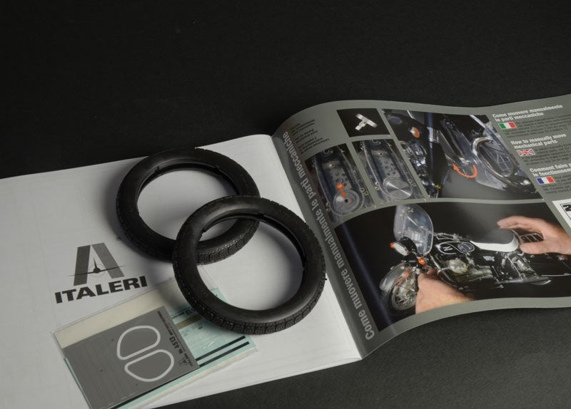 Italeri 1/6 Moto Guzzi V850 California Kit