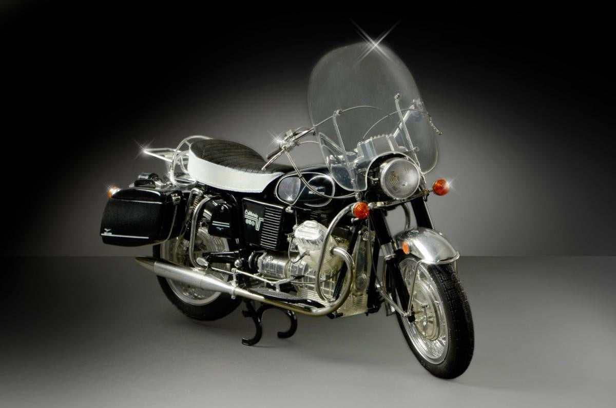 Italeri 1/6 Moto Guzzi V850 California Kit