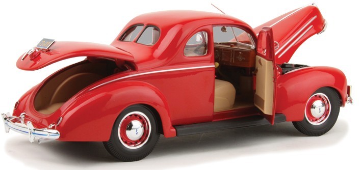 Maisto 1/18 1939 Ford Deluxe (Red)