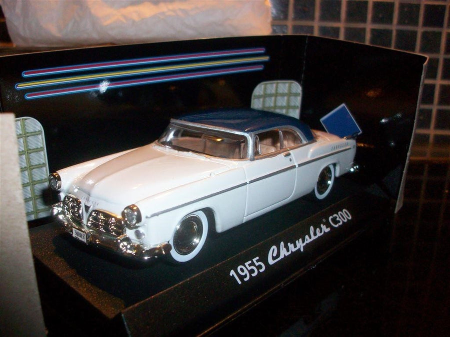 Motormax 1/43 1955 Chrysler C300 (White)