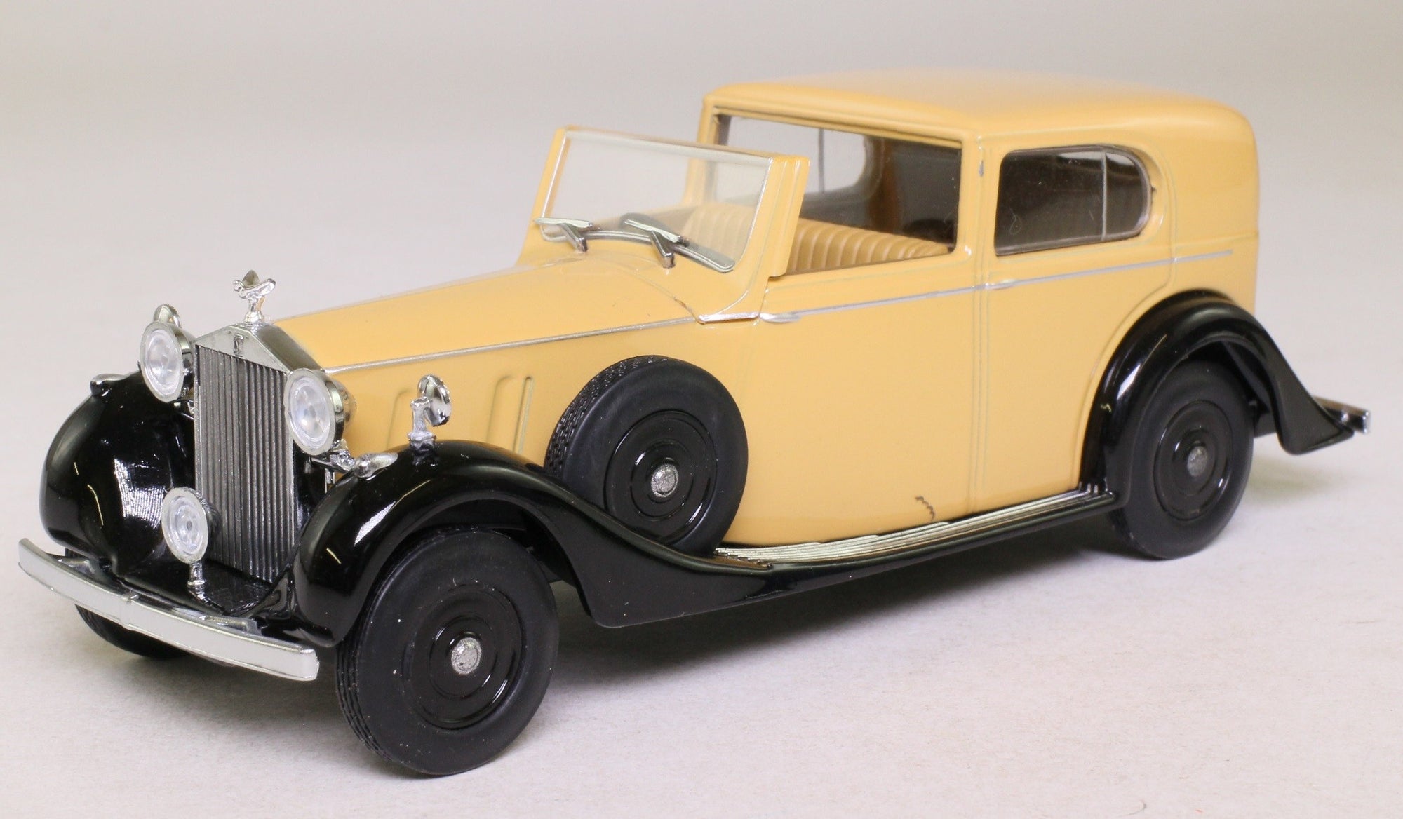 Oxford 1/43 Rolls Royce Phantom III SdV HJ Mulliner (Fawn/Black)