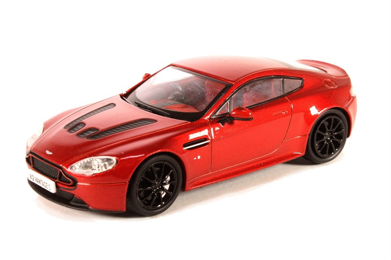Oxford 1/76 Aston Martin V12 Vantage S (Volcano Red)