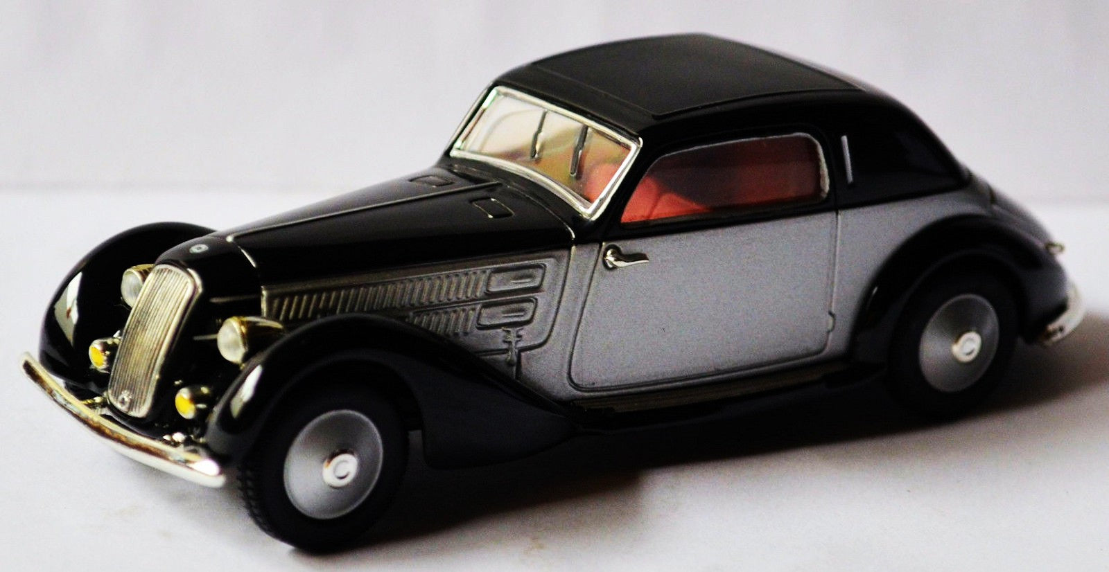 Solido 1/43 Lancia Astura 1934 (Black/Silver)