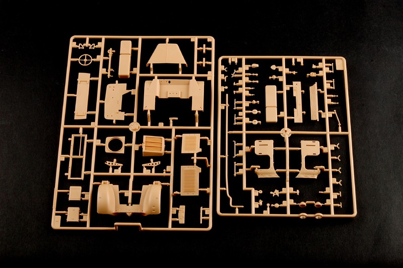 Trumpeter 1/35 German Sd.Kfz.6 Halbkettenzugmaschine Pionierausfuhrung Kit TR-05530